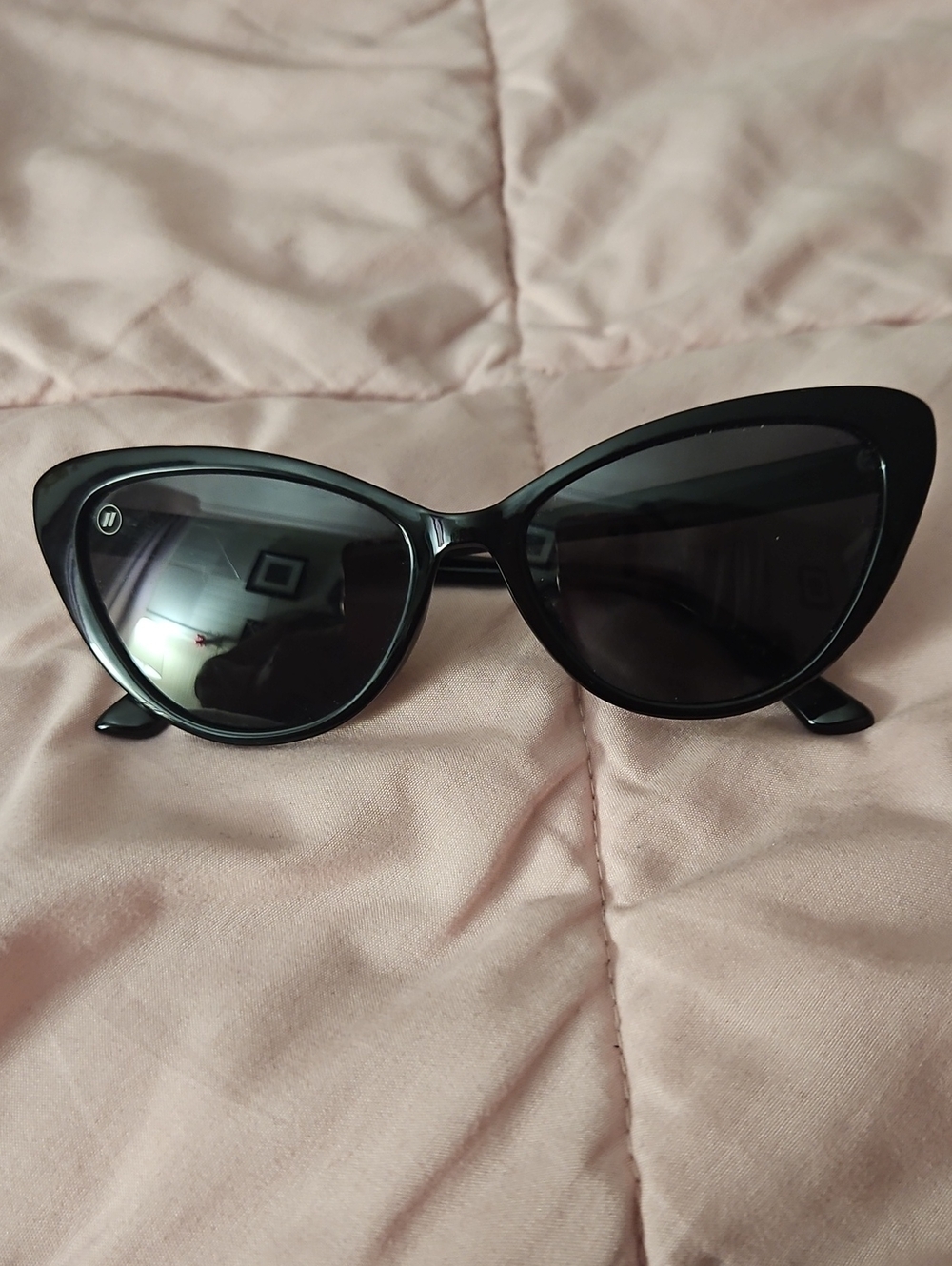 Women's Black Cat-Eye Sunglasses - Sleek Fashion Shades